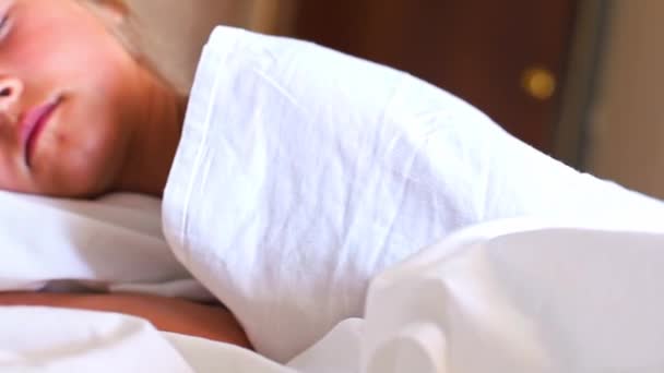 Mała Dziewczynka Długimi Włosami Spokojnie Śpi Rano Wygodnym Łóżku Białej — Wideo stockowe