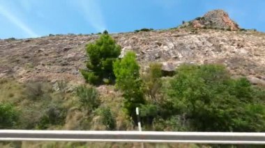 İspanya 'da otoyol boyunca kaya manzarası, araba penceresinden manzara. Yavaş çekim çekimini kapat. Yüksek kaliteli FullHD görüntüler