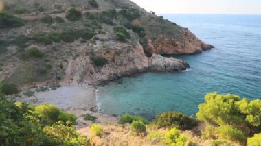 Benidorm, İspanya 'da, insansız bir plajı olan güzel bir kaya koyunun manzarası. Koyun sahilin arkasında yer alıyor. Yaz tatili ve tatil kavramları. Seyahat, seyahat, seyahat kavramı..
