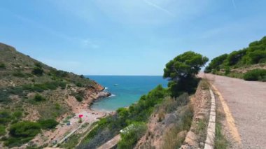 Benidorm, İspanya 'da, insansız plajı olan güzel bir kaya koyunun panoramik manzarası. Körfez sahil gölünün arkasında yer almaktadır. Yaz tatili ve tatil kavramı. Seyahat, seyahat, yolculuk kavramı..