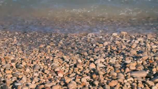 Vågor Stänk Den Steniga Stranden Altea Spanien Närbild Film Sommar — Stockvideo