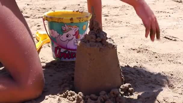 Uma Miúda Praia Mar Fazer Castelo Areia Perto Férias Família — Vídeo de Stock