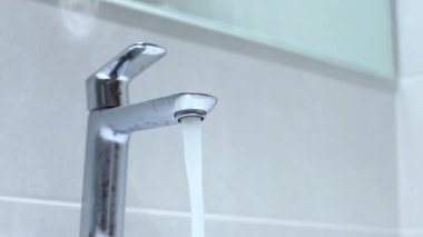 Musluktan su akıyor, lekesiz beyaz banyo lavabosunu dolduruyor, kapat. Su sesli klip. Yüksek kalite FullHD görüntüler.