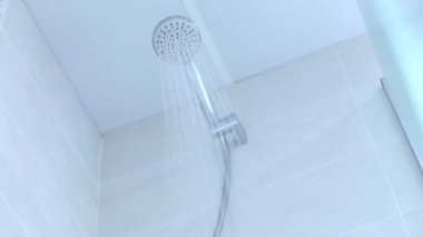 Banyodaki duştan temiz su akar, aşağıdan manzara. Yüksek kaliteli FullHD görüntüler