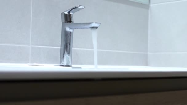 Νερό Τρέχει Από Βρύση Στο Μπάνιο Υψηλής Ποιότητας Υλικό Fullhd — Αρχείο Βίντεο