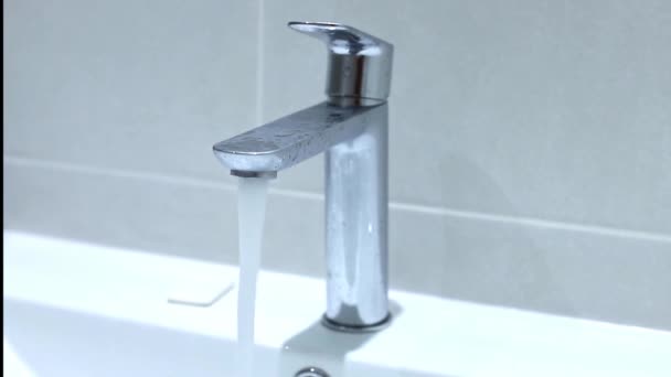 Kohoutku Plynule Teče Voda Naplňuje Neposkvrněný Bílý Hřích Koupelně Uzavírá — Stock video