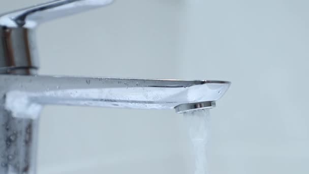 Schließen Sie Den Wasserhahn Badezimmer Mit Fließendem Wasser Clip Mit — Stockvideo