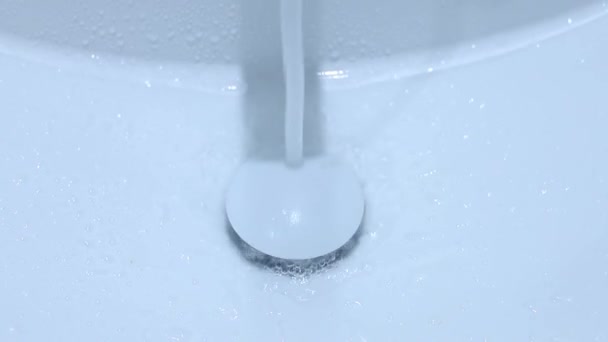 Płynąca Woda Kranu Wypełnia Czystą Białą Umywalkę Zamyka Wysokiej Jakości — Wideo stockowe