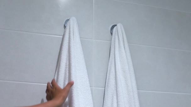 Ένα Γυναικείο Χέρι Παίρνει Μια Λευκή Πετσέτα Σώματος Από Ένα — Αρχείο Βίντεο