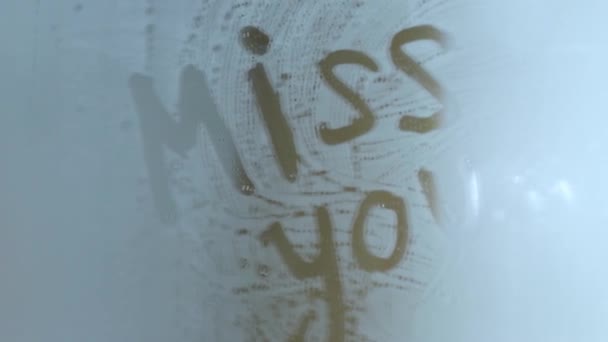 Der Text Auf Dem Badezimmerspiegel Englischer Sprache Miss You Geschrieben — Stockvideo