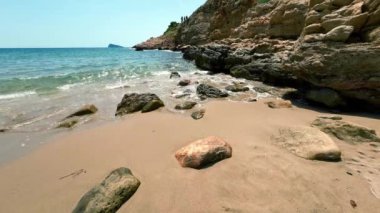 Benidorm, İspanya 'da insansız bir sahili olan yavaş çekim güzel körfez. Körfez sahil kıyısının arkasında yer almaktadır. Tatil ve tatil kavramları. Seyahat, seyahat, seyahat, seyahat kavramı..