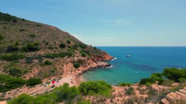 Benidorm, İspanya 'da plajı olmayan güzel bir kayalık. Körfez, sahil kıyısındaki Ponent' in arkasında yer almaktadır. Yaz tatili ve tatil kavramı. Seyahat, seyahat, yolculuk, doğa görüntüsü kavramı..