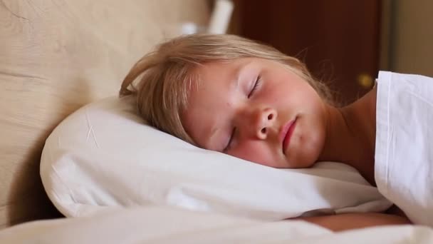 Uma Menina Com Cabelos Longos Está Dormindo Tranquilamente Uma Cama — Vídeo de Stock