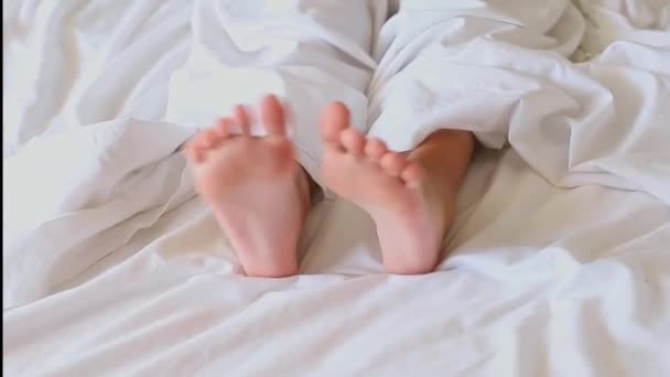 Pés Meninas Pequenas Sobressaem Baixo Cobertor Branco Manhã Dedos Calcanhares — Vídeo de Stock