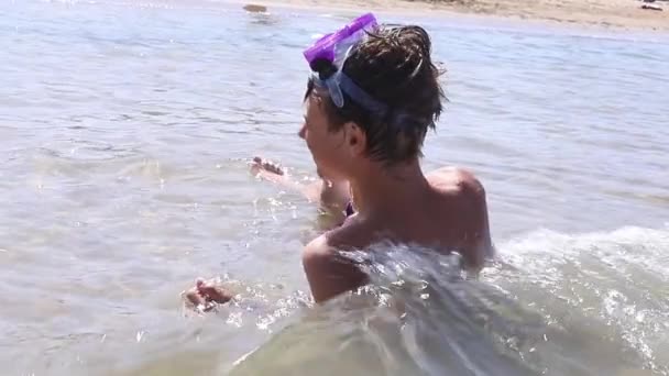 Αργή Κίνηση Έφηβος Κάθεται Στο Νερό Της Θάλασσας Μάσκα Κατάδυσης — Αρχείο Βίντεο
