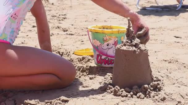 Kumsalda Kumla Oynayan Çocuklar Kumdan Kale Inşa Ediyorlar Aile Tatili — Stok video