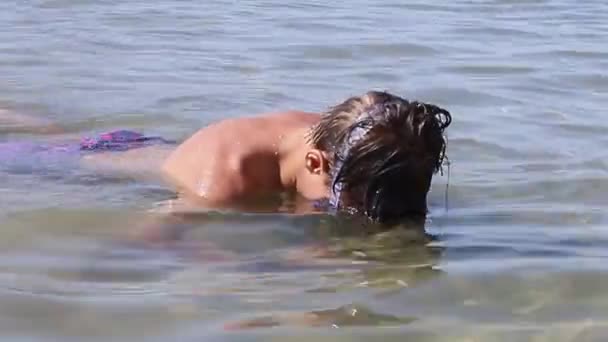 Adolescente Tuffa Mare Con Maschera Nuoto Subacquea Vicino Adolescente Vacanza — Video Stock