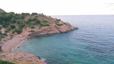 Benidorm, İspanya 'da, insansız bir plajı olan güzel bir kaya koyunun havadan manzarası. Körfez sahil kıyısının arkasında yer almaktadır. Yaz tatili ve tatil kavramı. Seyahat, seyahat, yolculuk.