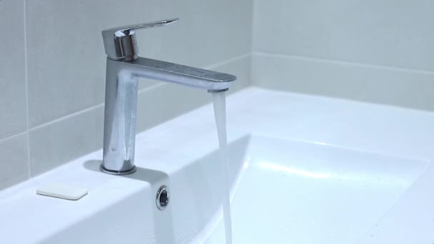 Καθαρό Νερό Ρέει Από Βρύση Στο Λευκό Νιπτήρα Μπάνιου Υψηλής — Αρχείο Βίντεο