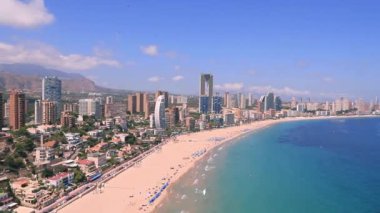 Poniente sahil manzarası Benidorm şehri, İspanya. Sahilin, denizin, binaların ve gökdelenlerin manzarası. Yaz güneşli bir güne doğru..