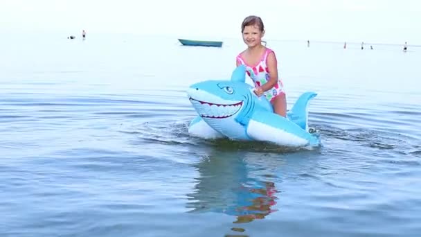 Menina Feliz Idade Aparência Européia Anos Divirta Nadando Grande Brinquedo — Vídeo de Stock