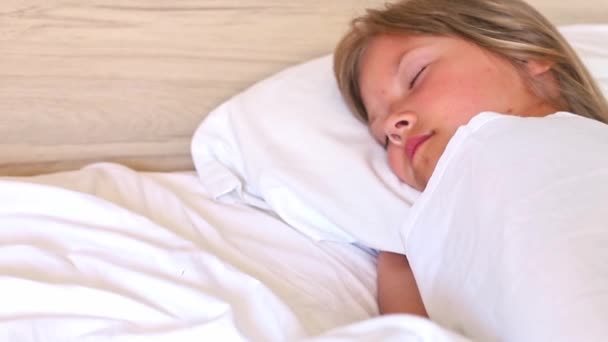 Mała Dziewczynka Długimi Włosami Spokojnie Śpi Rano Wygodnym Łóżku Białej — Wideo stockowe
