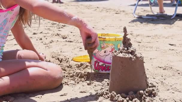 Крупним Планом Маленька Дівчинка Будує Пісочний Замок Пляжі Сонячний Літній — стокове відео