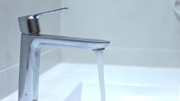 Zavřete Kohoutek Koupelně Tekoucí Vodou Vysoce Kvalitní Fullhd Záběry — Stock video