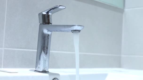 バスルームの蛇口には 水が流れている 高品質のフルHd映像 — ストック動画