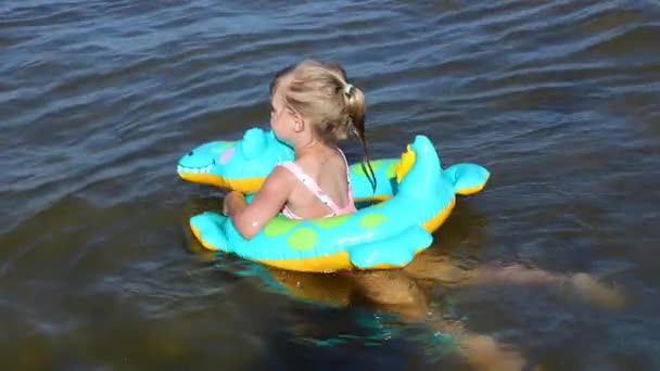 5,281 Kleine mädchen schwimmen Videos, lizenzfreies Stock Kleine mädchen schwimmen Footage | DepositPhotos