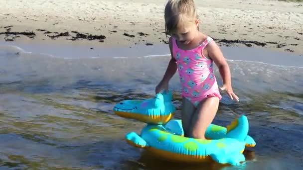 Menina Pequena Feliz Aparência Européia Com Brinquedo Inflável Crocodilo Mar — Vídeo de Stock