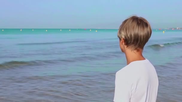 Een Tiener Staat Aan Kust Kijkt Verte Genieten Van Zeelucht — Stockvideo