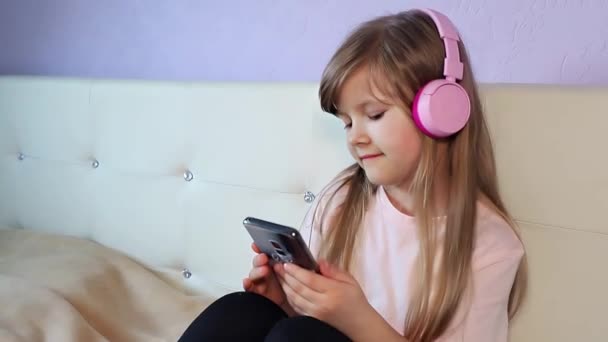 Χαριτωμένο Χαμογελαστό Preteen Κορίτσι Φορώντας Ακουστικά Ακούσετε Μουσική Και Λίγο — Αρχείο Βίντεο