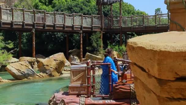 Portaventura World Salou Spanien Juni 2023 Wasserattraktion Mit Menschen Vergnügungspark — Stockvideo