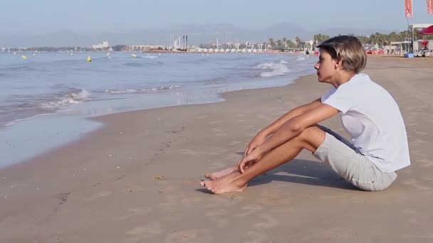 Bonito Adolescente Shirt Branca Sentado Praia Desfrutar Umas Férias Verão — Vídeo de Stock