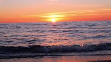 Letonya 'nın Jurmala şehrinde dramatik deniz batımı manzarası. Yavaş hareket. Yüksek kalite 4K görüntü.