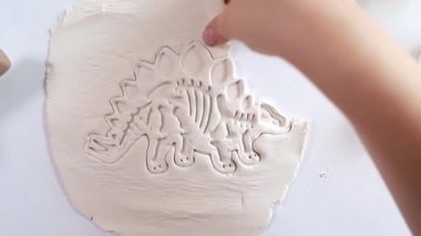 El yapımı pul tekniğiyle kilden dinozorlar yaratmak. Yüksek kalite 4k görüntü