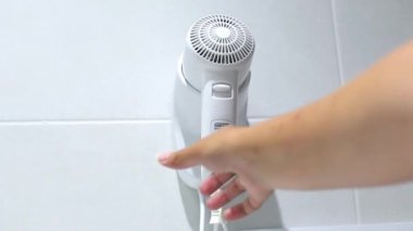 Modern banyoda duvara monte edilmiş saç kurutma makinesi. Yüksek kaliteli FullHD görüntüler