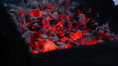 Parlak közler ve kömür ızgarası ısı dönüşümünde yanıp sönen alevler. Yüksek kalite 4k görüntü