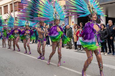 23 Şubat 2023 'te İspanya' nın Pilar de la Horada şehrinde renkli kostümler ve dansçılarla dolu canlı bir geçit töreni. Yüksek kalite fotoğraf