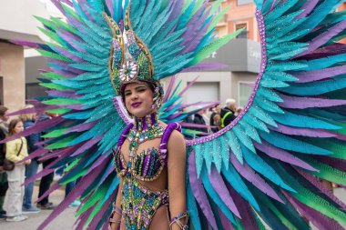 23 Şubat 2023 'te İspanya' nın Pilar de la Horada kentinde genç bir kadın tarafından giyilen renkli başlıklı canlı bir karnaval kostümü. Yüksek kalite fotoğraf