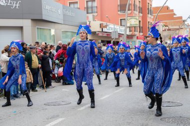 23 Şubat 2023 'te İspanya' nın Pilar de la Horada kentinde mavi kostümlü genç İspanyol bayanların katıldığı canlı karnaval geçidi. .