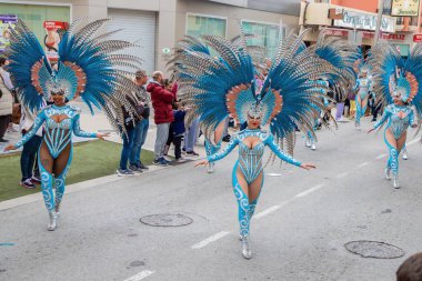 23 Şubat 2023 'te İspanya' nın Pilar de la Horada kentinde mavi tüylü kadın sanatçılarla canlı bir geçit töreni düzenlendi. .