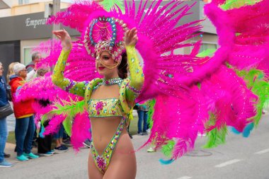 23 Şubat 2023 'te İspanya' nın Pilar de la Horada kentinde pembe tüylü kadın sanatçılarla canlı karnaval geçidi .