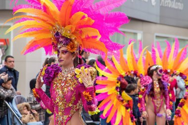 23 Şubat 2023 'te İspanya' nın Pilar de la Horada kentinde renkli kostümlü canlı karnaval geçidi ve ilgi çekici gösterileri .