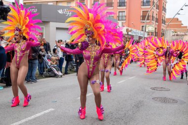 23 Şubat 2023 'te İspanya' nın Pilar de la Horada kentinde renkli kostümlü dansçılarla canlı karnaval geçidi .