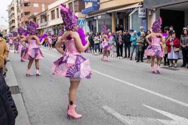 23 Şubat 2023 'te İspanya' nın Pilar de la Horada kentinde şehir karnavalında pembe kostümlü sanatçılarla canlı bir geçit töreni düzenlendi. .