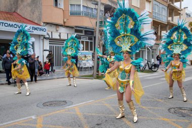 23 Şubat 2023 'te İspanya' nın Pilar de la Horada kentinde kadınların canlı kostümleri ve ayrıntılı başlıklarıyla geçit töreni .