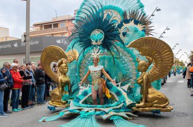 23 Şubat 2023 'te İspanya' nın Pilar de la Horada kentinde düzenlenen geçit töreninde canlı karnaval kostümleri içindeki kadın sanatçılar. .