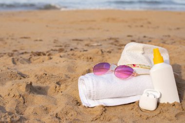 Güneş gözlüğü, güneş kremi, havlu, kulaklık....
